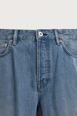 Jeans rectos de tiro medio confeccionados en denim ligero de color azul con efecto lavado. Presentan diseño clásico de cinco bolsillos y cierre frontal con cremallera y botón metálico.