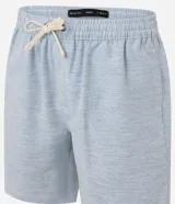 Bermuda de sarga con estampa rayada en color gris, de corte recto y largo por encima de la rodilla. Posee cintura elástica ajustable mediante cordón blanco y bolsillos laterales.