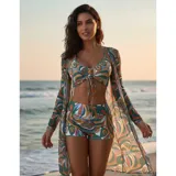 Conjunto de traje de baño de tres piezas con estampado de hojas tropicales en tonos blanco y negro. Incluye un top tipo tankini con cordón ajustable en el centro, un short de tiro alto y una camisa abierta de manga larga tipo salida de baño.
