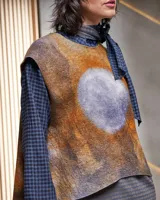 Chaleco oversize color ocre atardecer, teñido artesanalmente con técnica Tie Dye por reserva en forma de luna. Confeccionado en lana merino afieltrada producida en Uruguay.