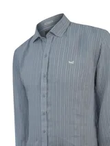 Camisa de lino orgánico color gris con diseño de rayas verticales blancas, cuello camisero, manga larga y el logo de la marca bordado en el pecho.