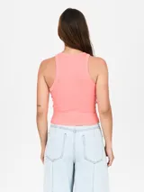 Musculosa de tejido acanalado en color rosado, con cuello redondo y diseño sin mangas.