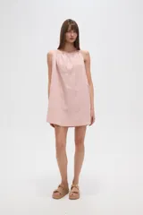 Vestido corto color rosa pálido con rayas verticales rojas, sin mangas, de corte ancho y cuello recto.
