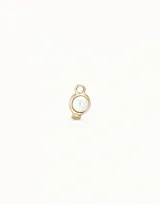 Dije de piercing dorado con forma circular y cristal celeste.