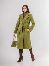 Tapado de paño sofisticado con solapas clásicas, cierre frontal de botones y bolsillos laterales. Presenta un diseño de corte recto y estructura elegante.