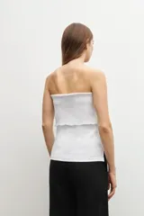 Top strapless blanco de tejido acanalado.