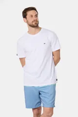 Bermuda de baño con diseño a rayas horizontales en tonos azul, celeste y salmón. Confeccionado en microfibra de secado rápido y cintura elástica con cordón ajustable.