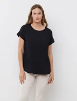 Blusa negra de crepe, con cuello a la base y manga corta.