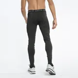 Calza deportiva ajustada Umbro color gris jaspeado, con cintura elástica que lleva el logo repetido de la marca. Presenta un pequeño logo Umbro en la parte inferior de la pierna.