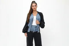 Conjunto compuesto por una chaqueta bomber de estilo híbrido con paneles frontales de denim y mangas de algodón, y un pantalón de jogging de corte recto en color negro.