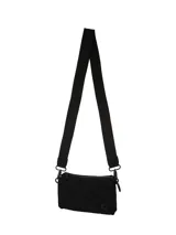 Bandolera negra con diseño matelassé de rombos y cierre superior de cremallera. Incluye una correa larga y ajustable con la inscripción "Terrano" y herrajes negros.