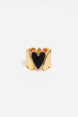 Anillo de diseño tipo banda formado por una sucesión de corazones metálicos dorados, con uno de ellos esmaltado en color negro.