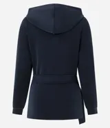 Campera deportiva de estilo utilitario color negro, confeccionada en tejido técnico. Presenta capucha, cierre frontal con botones, bolsillos con solapa en el pecho y lazo ajustable en la cintura. Posee mangas largas con puños y diseño liso.