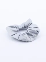 Colero plateado con textura brillante.