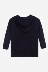 Sweater azul marino de tejido de punto fino, corte holgado, mangas 3/4 y capucha con cordón ajustable.