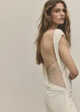 Vestido largo recto color crudo, con cuello redondo, manga corta, detalle drapeado en la cintura y espalda abierta.
