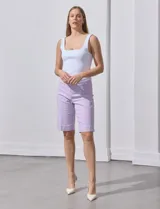 Bermuda color beige de gabardina elastizada, marca Zac & Rachel. Pretina ancha elastizada.