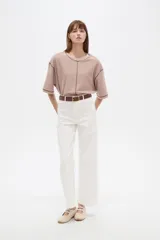 Pantalón de algodón color blanco, de tiro alto y corte flare, con bolsillos y detalles de vivos.