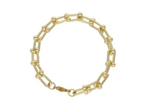 Pulsera dorada de acero con eslabones rectangulares unidos por esferas. Cierre de mosquetón.