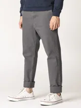 Pantalón chino de hombre color verde oscuro, corte slim, confeccionado en algodón con elastano, con triple pespunte en las costuras y botones al tono.