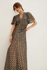 Vestido midi con estampado batik en tonos oscuros y dorados, de escote en V, mangas cortas con vuelo y detalle de fruncido central en la cintura.