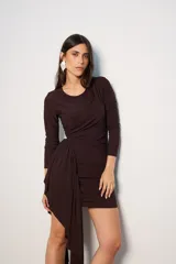 Vestido corto marrón con escote cruzado, drapeado lateral y mangas largas.