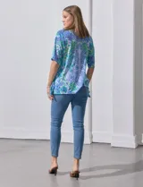 Blusa de modal estampado marca Ruby Rd, con mangas cortas con abertura y apliques de brillos en el frente.