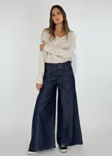 Pantalón de jean azul oscuro, de corte palazzo y tiro alto.