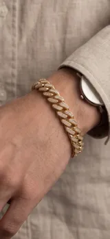 Pulsera tipo eslabón cubano de acero con baño de oro y engarzado de circonias en micropavé.