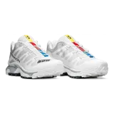 Championes Salomon XT-4 OG de diseño técnico y deportivo, color negro con detalles plateados y suela de gran tracción para trail running y uso urbano.