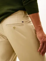 Pantalón chino corto Tommy Hilfiger de corte regular y pierna recta, confeccionado en mezcla de algodón orgánico, algodón y elastano. Cuenta con dos bolsillos delanteros en diagonal y dos bolsillos traseros de ojal con botón.