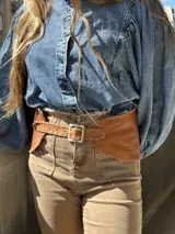 Cinturón ancho de cuero vacuno color camel, con diseño artesanal cosido a mano en los bordes y hebilla metálica cuadrada.