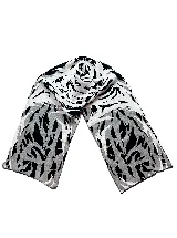 Bufanda de tejido de punto con diseño abstracto de ondas en colores blanco, gris y negro.