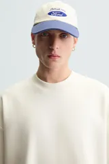 Sudadera de manga corta color marrón oscuro, con cuello redondo y bajo acabado en rib. Presenta un corte relajado y holgado (boxy fit).