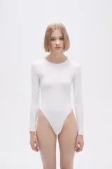 Body manga larga de poliamida, color negro, liso, ajustado al cuerpo y con cuello a la base.