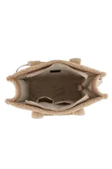 Cartera tipo tote de Las Oreiro, confeccionada en gamuza sintética color beige con detalles de corderito en los bordes y manijas. Incluye un parche frontal con el logo de la marca y correa ajustable extraíble.