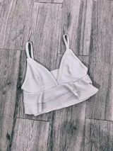 Top color rosa con breteles finos, escote en V y doble volado en el ruedo.