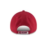 Gorro New Era 9FORTY color rojo con logo del equipo de baloncesto Miami Heat bordado en el frente.