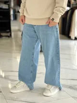 Pantalón de jean de corte super baggy, tiro medio y diseño holgado en color azul con efecto lavado.