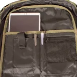 Mochila Maui and Sons modelo Army, con estampado camuflado en tonos marrones y verdes. Cuenta con un compartimento principal, un bolsillo frontal con cierre y un bolsillo lateral. El logo de la marca está en un parche circular en la parte superior.