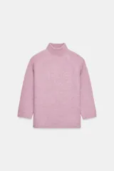 Jersey de punto liso con cuello subido y mangas tres cuartos, con terminaciones en rib.