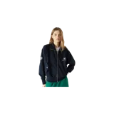 Campera full zip azul marino con cuello alto, cierre frontal dorado, bolsillos frontales con solapa y botones dorados, y bordado de la marca en el pecho y la manga.