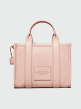 Cartera tipo tote de cuero granulado negro con diseño estructurado. Presenta el logo 'THE TOTE BAG' grabado en el frente, doble asa superior y correa ajustable extraíble. Incluye herrajes metálicos dorados.