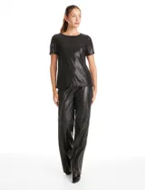 Blusa de manga corta con acabado de lentejuelas en color verde esmeralda, escote a la base y forro interno a tono.