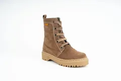 Bota de caña media Kiko's confeccionada en cuero gamuza negro, con sistema de acordonado frontal, ojales metálicos dorados y suela de goma dentada. Presenta un forro interior con estampado a cuadros en tonos rojos y una etiqueta decorativa naranja en el lateral.