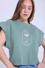 Remera verde de algodón con mangas cortas con efecto de hombrera y estampado con una palmera y la frase "Welcome to La Guia Summer Vacation".