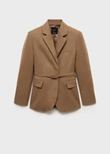 Blazer de corte recto en color tostado, confeccionado en tejido mezcla de lana virgen. Presenta cuello con solapas de muesca, cierre frontal, bolsillos laterales con solapa y detalle de cinturón integrado con hebilla en la cintura. Las mangas largas cuentan con puños abotonados.