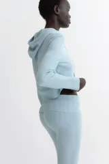 Pantalón de yoga de punto suave, con diseño de piernas levemente acampanadas y cintura estándar con panel ancho doblado en punto acanalado.
