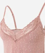 Camisón corto de microfibra color rosado con estampa a rayas verticales, escote en V con detalle de encaje, breteles finos regulables y botones forrados en el busto.