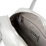 Cartera mini de símil cuero color plateado, estilo clásico, con doble asa fija y correa regulable extraíble. Cuenta con cierre superior y placa con el logo de la marca en el frente.